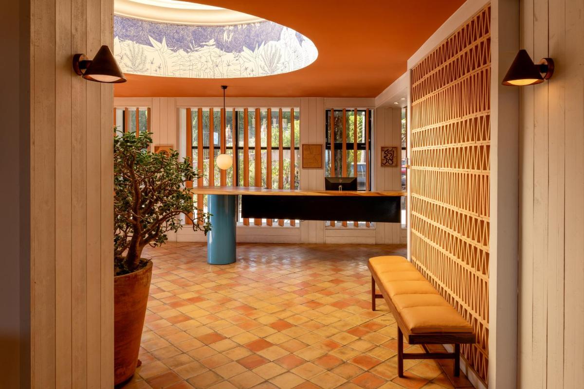 Coin salon dans l'établissement Hôtel Le Bailli De Suffren