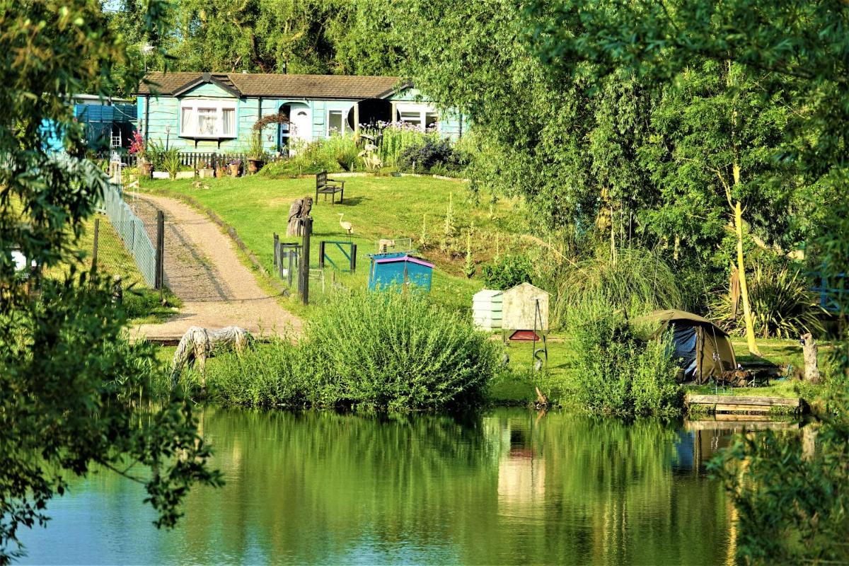 Lakeland Lodge with private Hot Tub and fishing - Housity