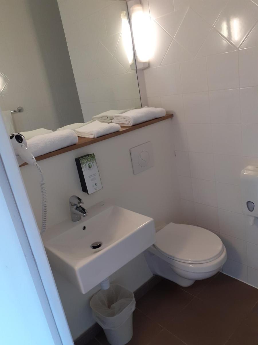 Salle de bains dans l'établissement Kyriad Carcassonne - Aéroport