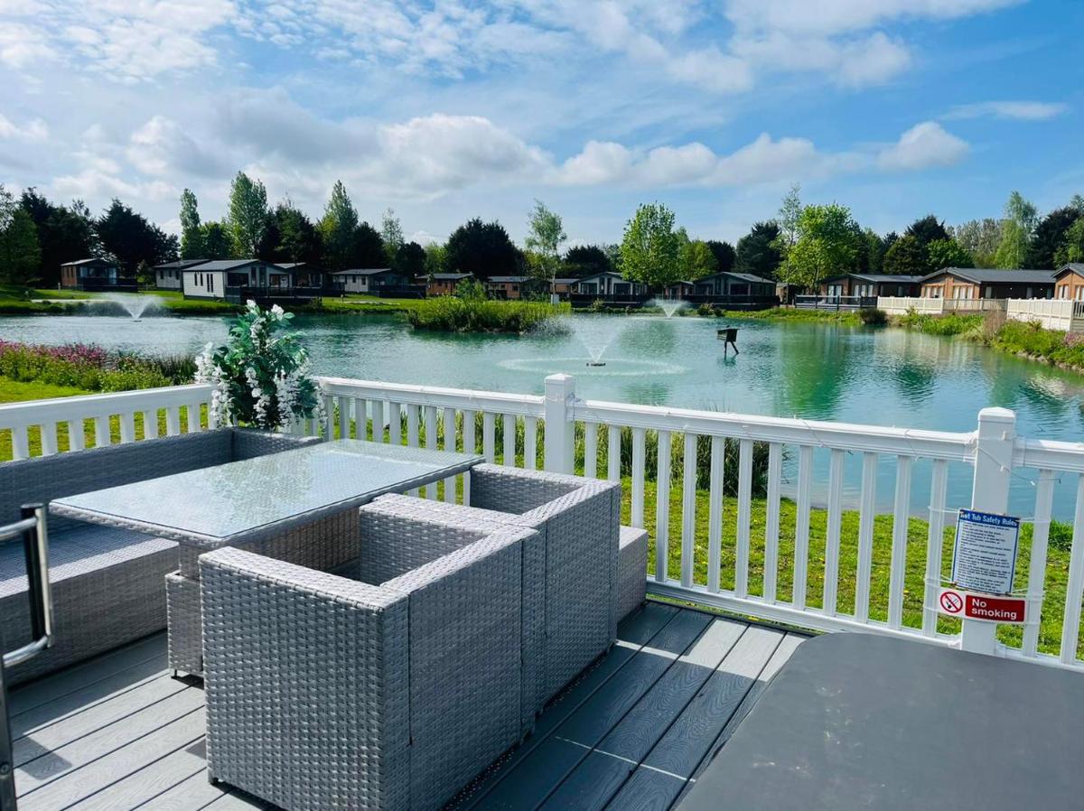 Lakeview Winter Lodge with Hot Tub - Housity