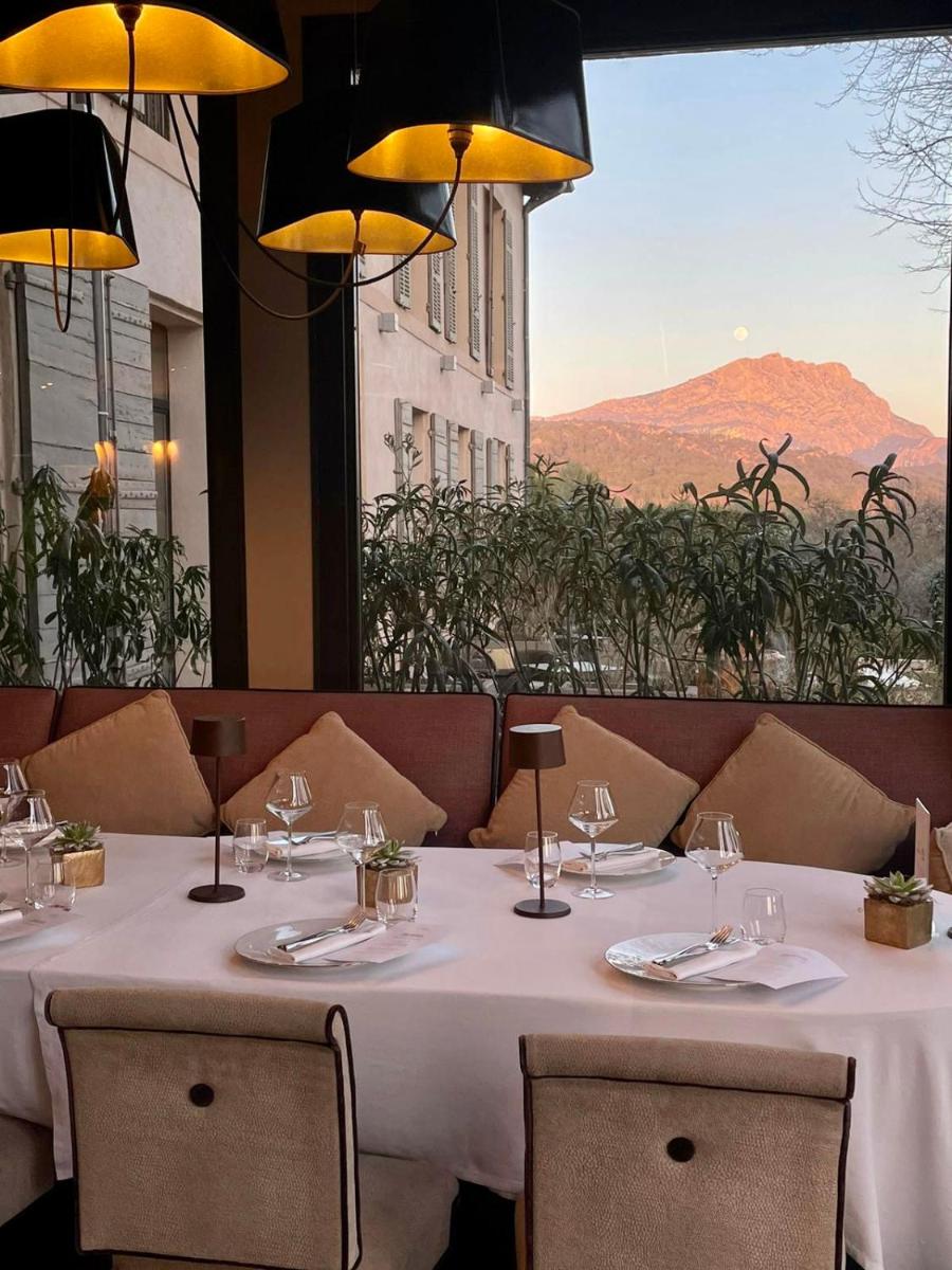Vue générale sur la montagne ou vue sur la montagne depuis l'hôtel