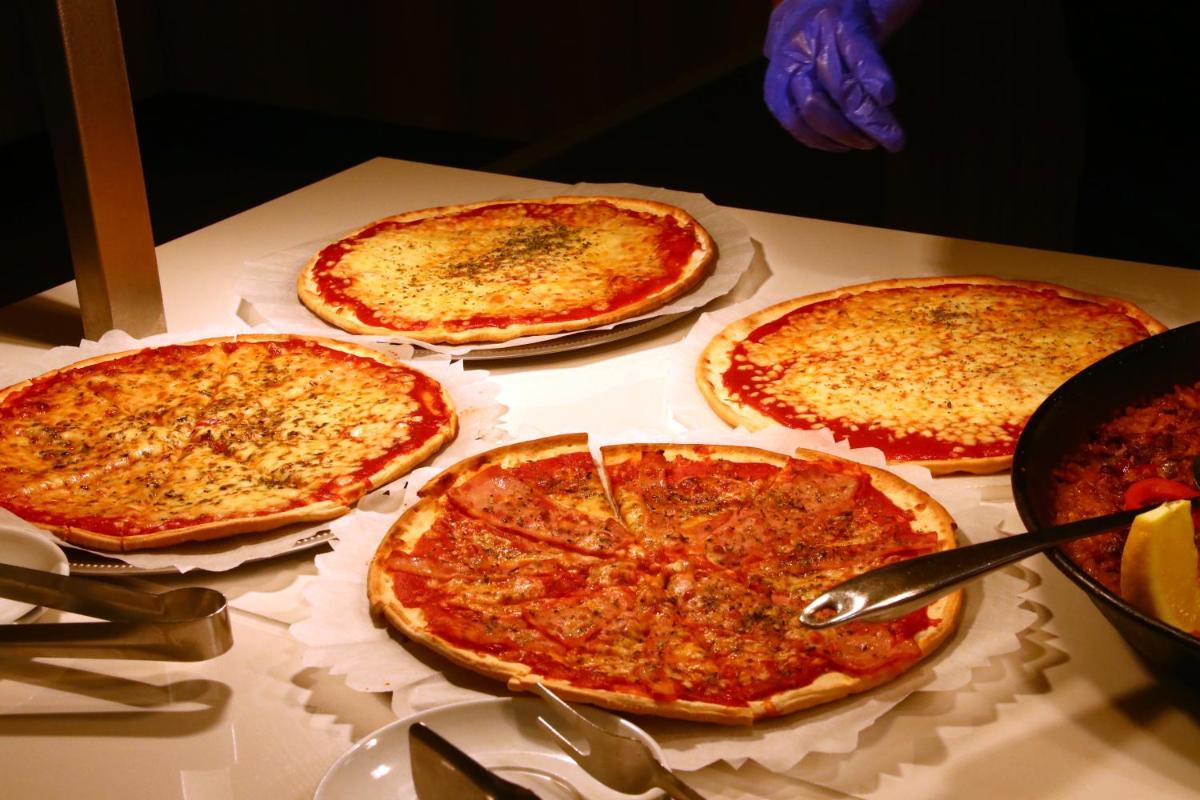 Comida en o cerca de este hotel