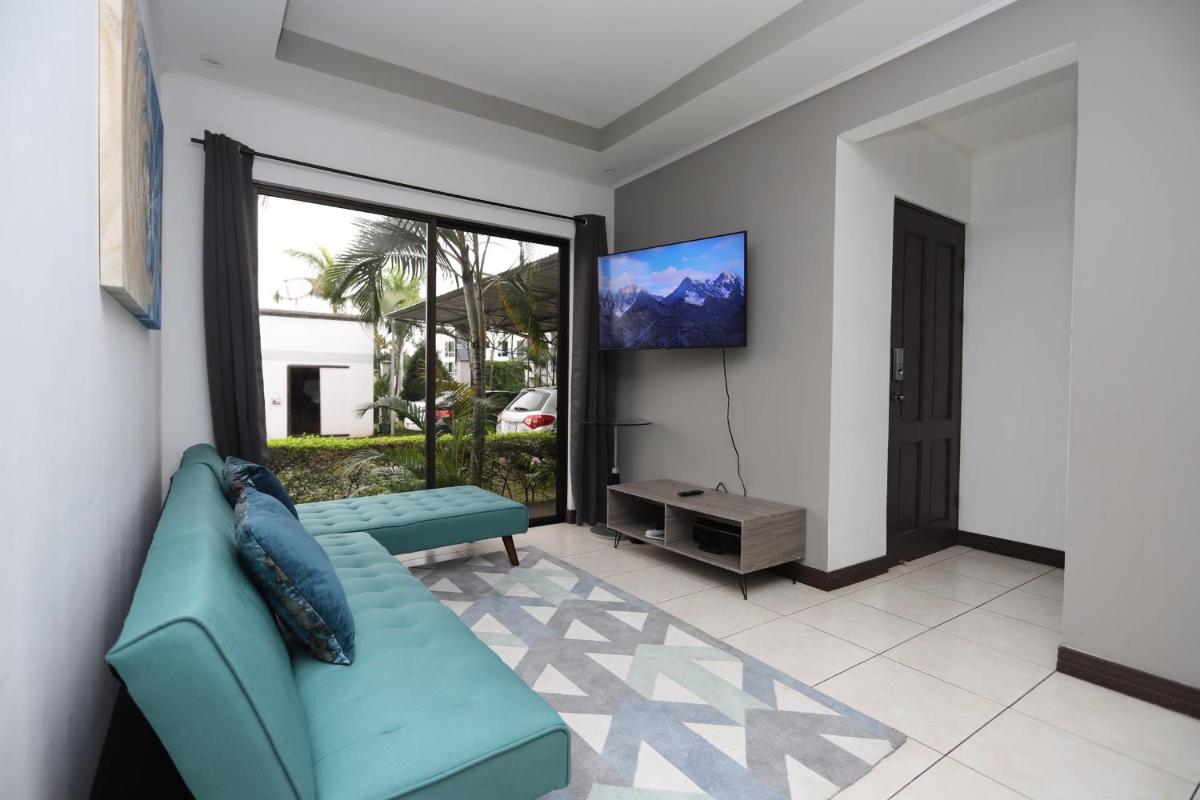 Bright Apt w Pool Near the Airport - Self Check In - Housity