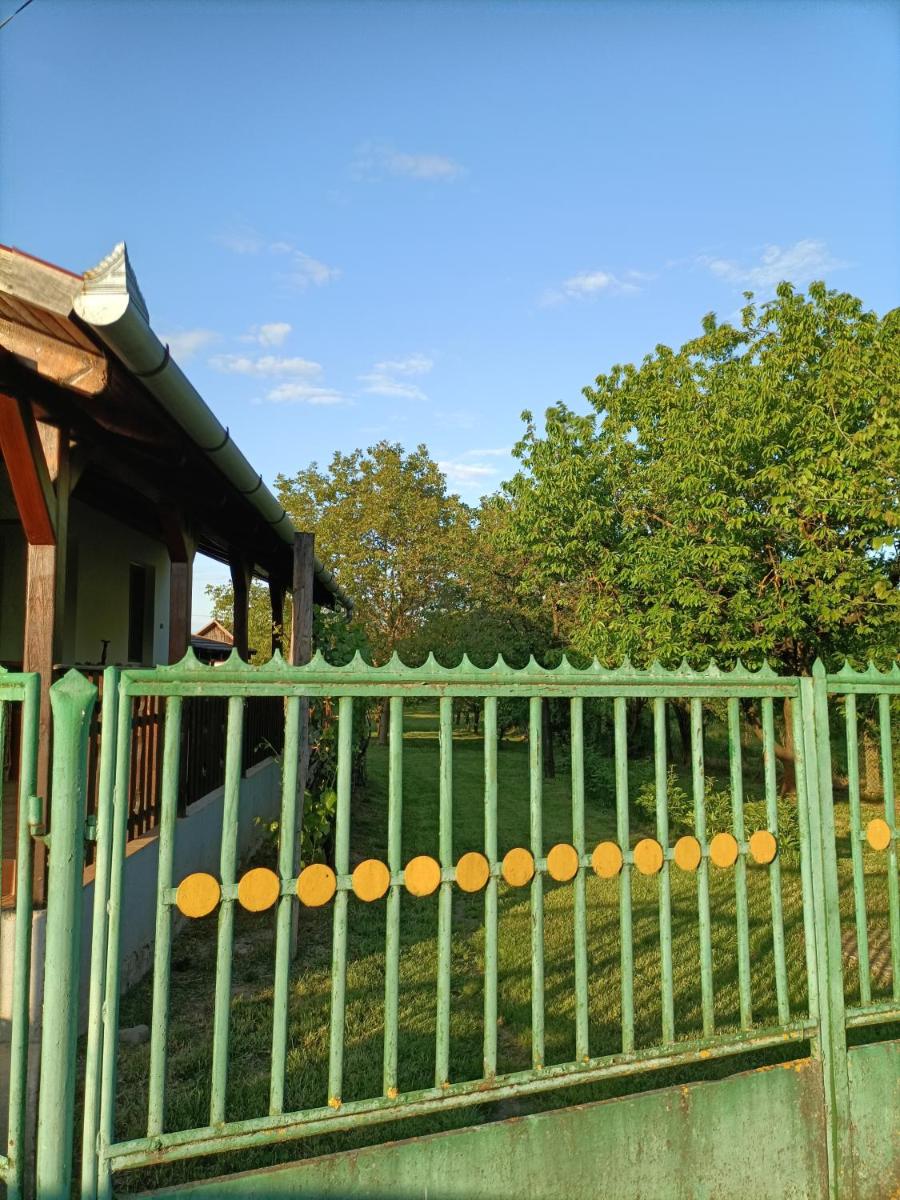 Cserépkályhás Vendégház - Housity