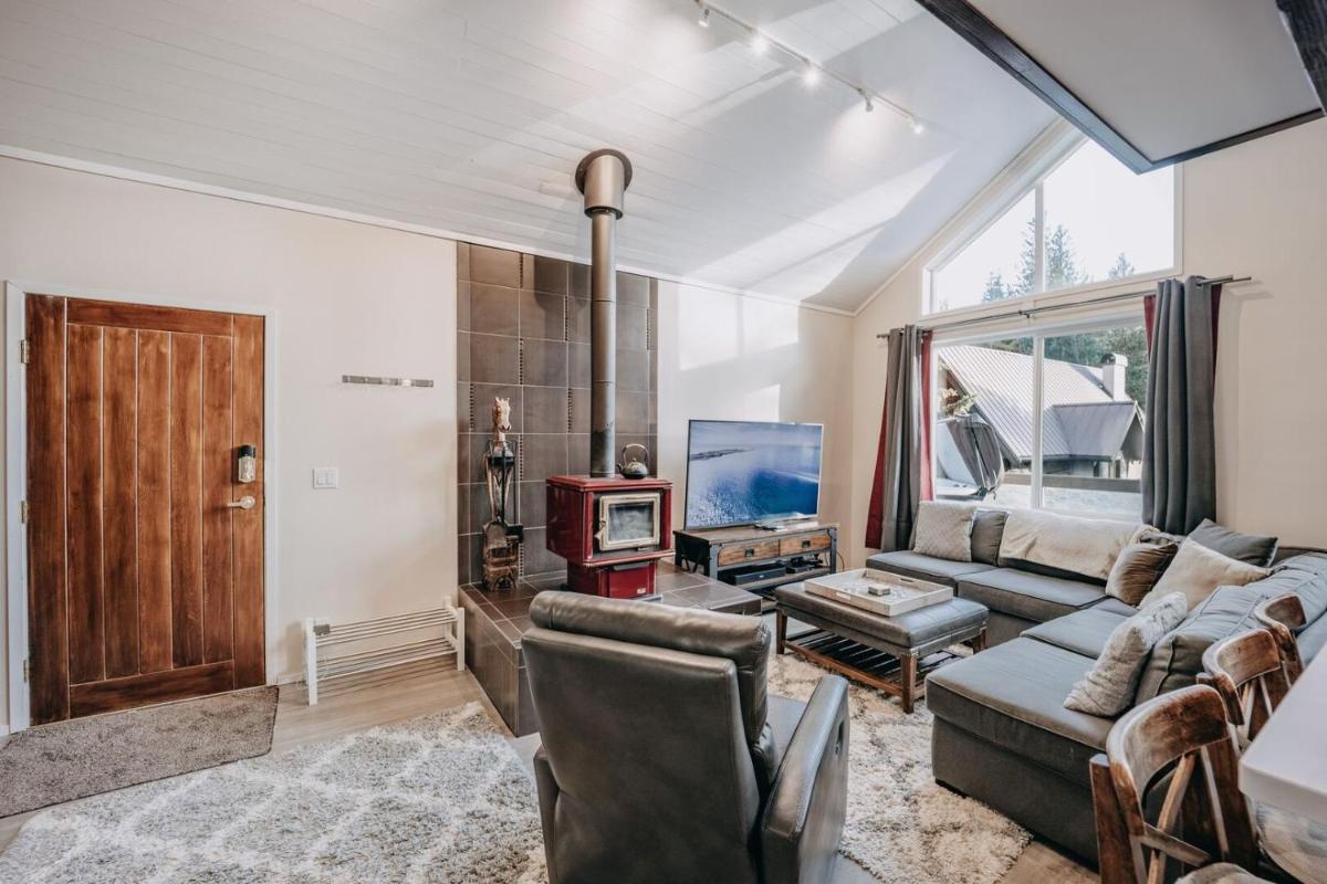 80MBR - Hot Tub - WiFi - BBQ - Wood Stove - Sleeps 9! home - Housity