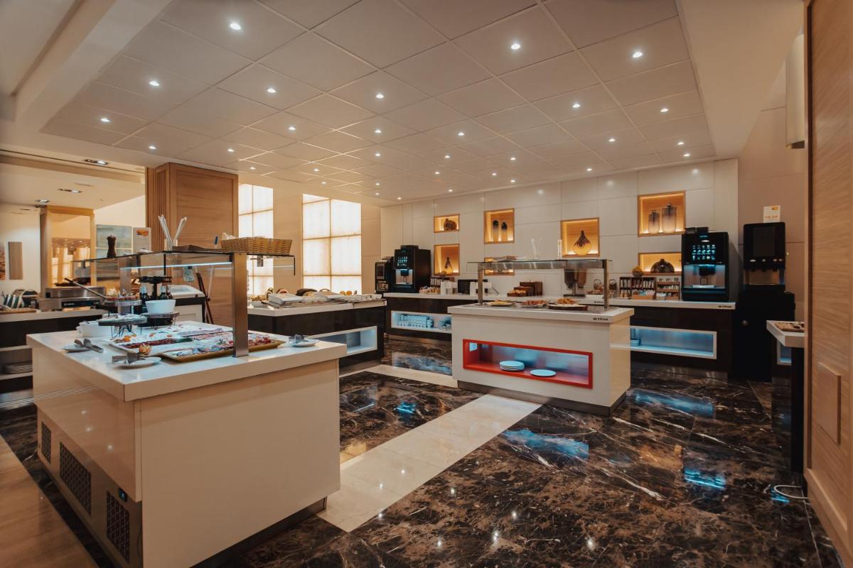 Una habitación grande con un aasteryasteryasteryasteryasteryasteryasteryasteryasteryasteryastery en Gran Hotel Don Manuel, en Cáceres
