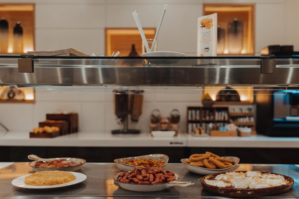 Comida en o cerca de este hotel