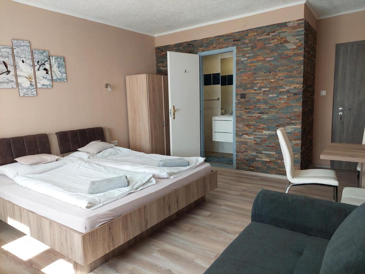 Oázis Vendégház és Appartman - Housity