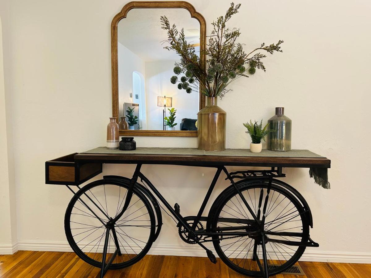 Home Sweet Idahome, feels like home with all the decor you wish you could afford King bed in master, fully fenced dog friendly yard, a few blocks from BSU and downtown Boise, Your perfect stay! - Housity
