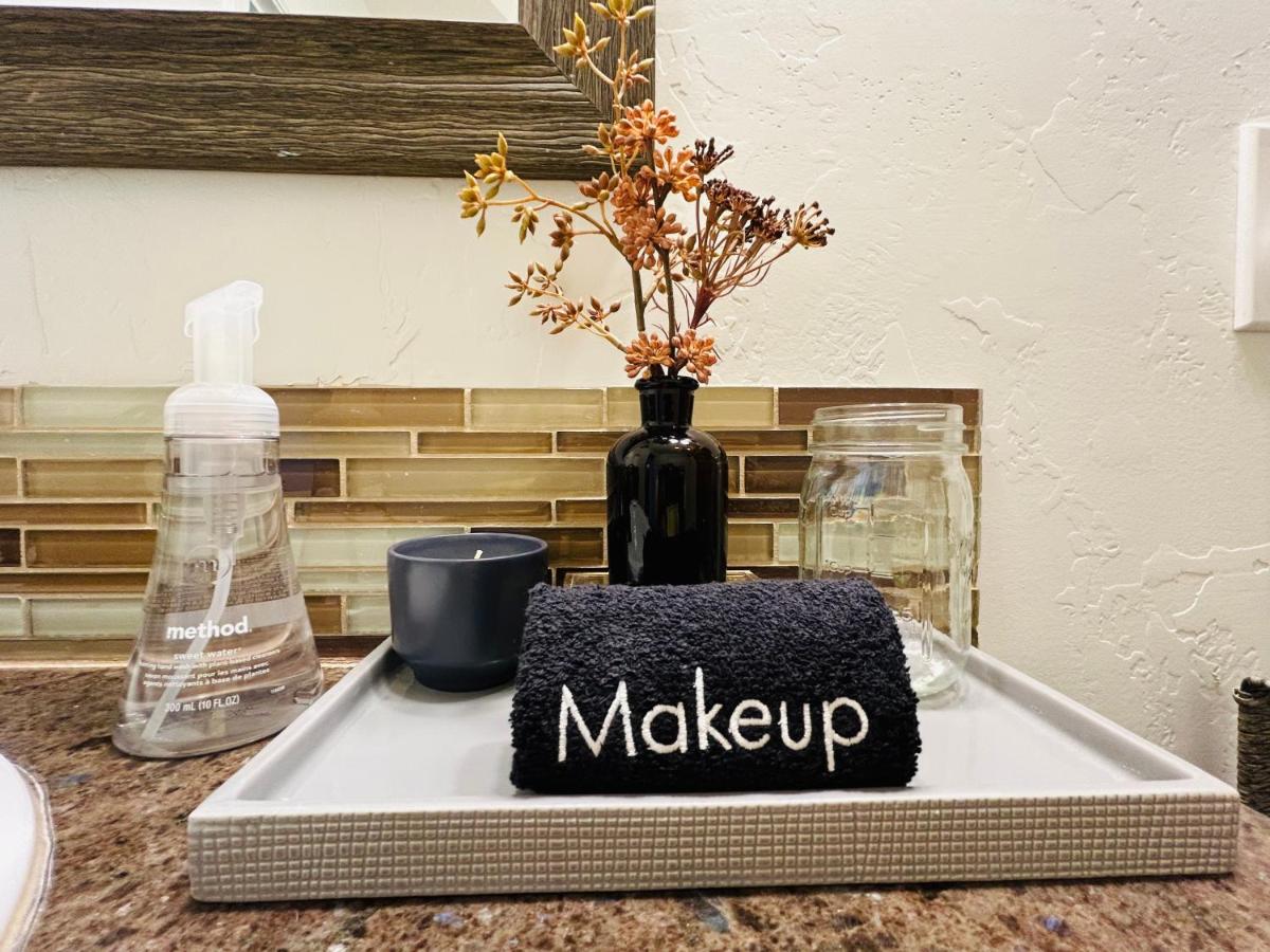 Home Sweet Idahome, feels like home with all the decor you wish you could afford King bed in master, fully fenced dog friendly yard, a few blocks from BSU and downtown Boise, Your perfect stay! - Housity