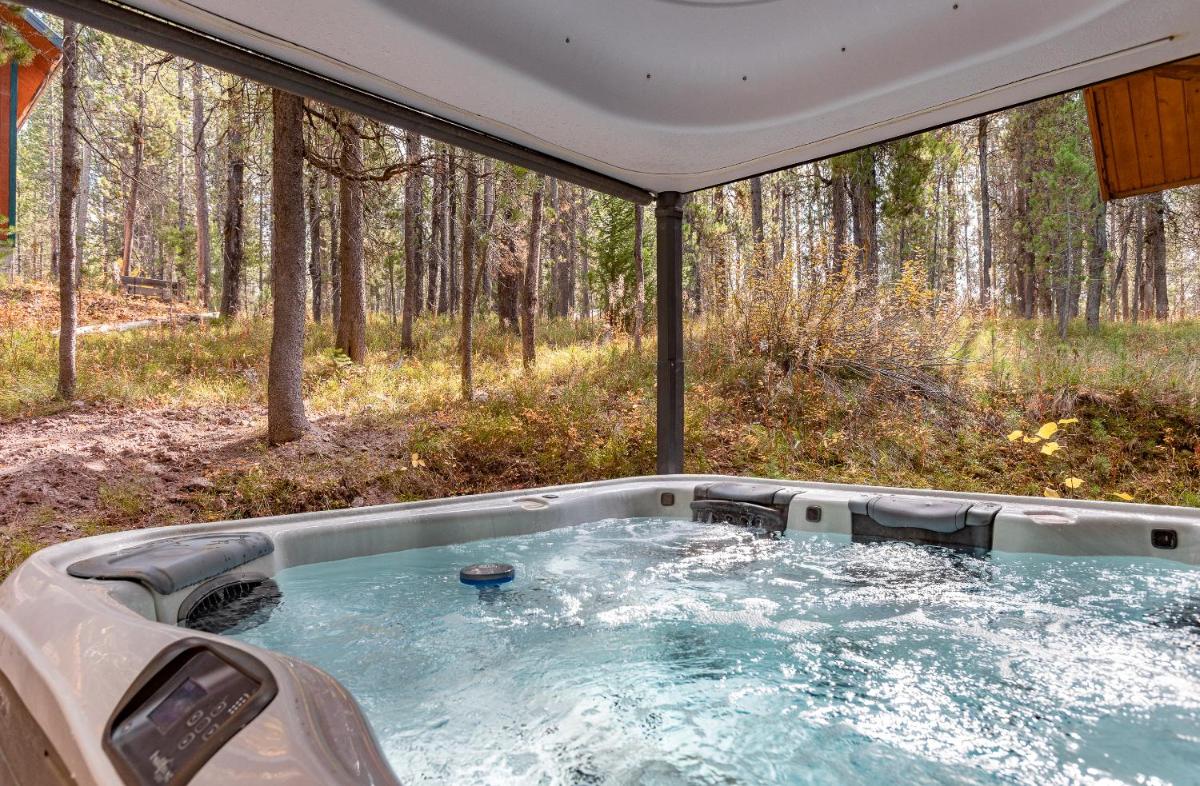 Henrys Cast by KABINO Hot Tub Large Driveway PS4 Dog Friendly Fire Pit Fireplace - Housity