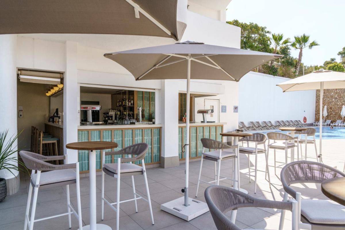 Un restaurante o sitio para comer en AluaSoul Mallorca Resort - Adults only