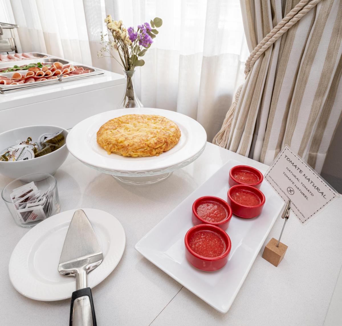 Comida en o cerca de este hotel