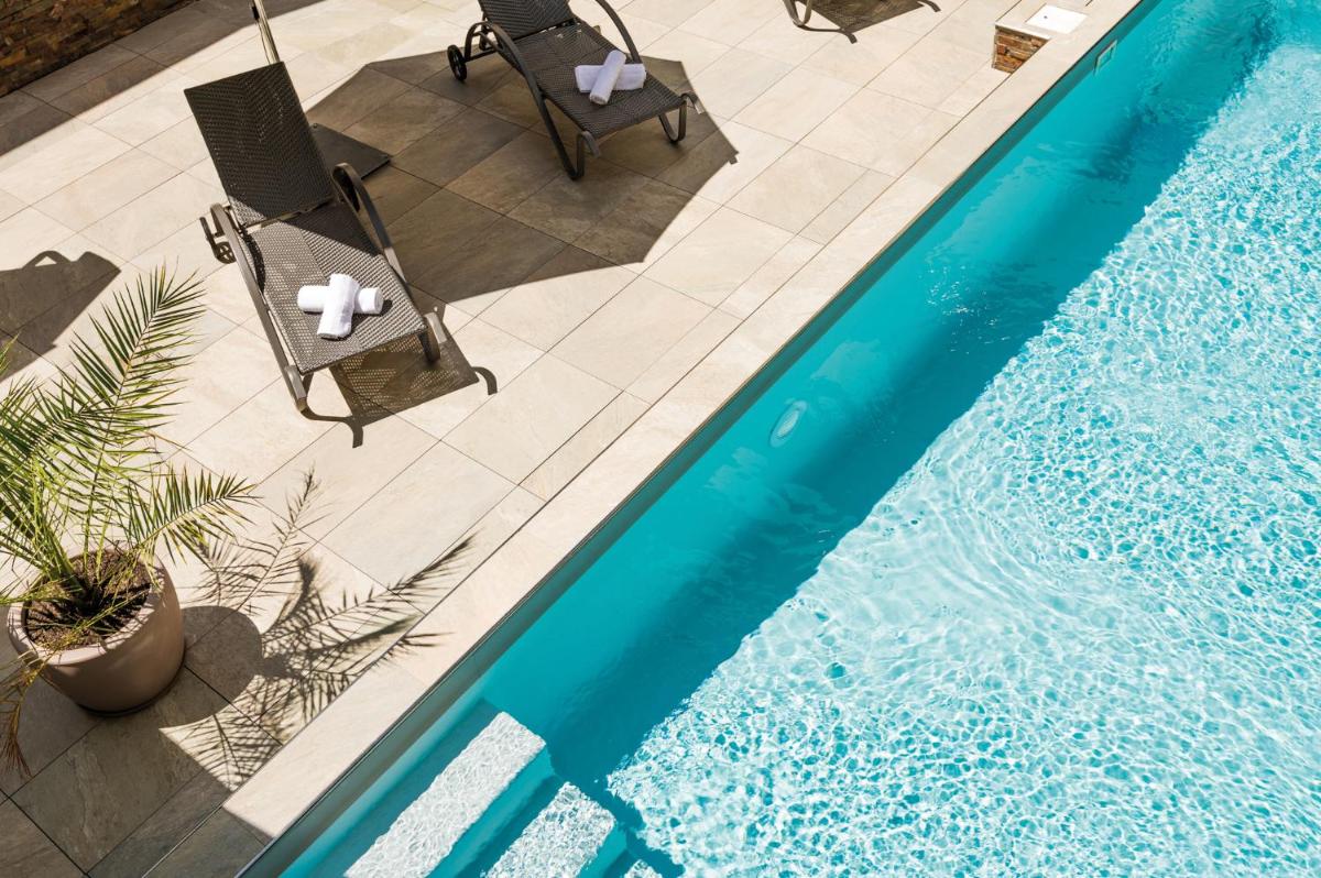 Piscine de l'établissement Lagrange Vacances Les Patios Eugénie ou située à proximité