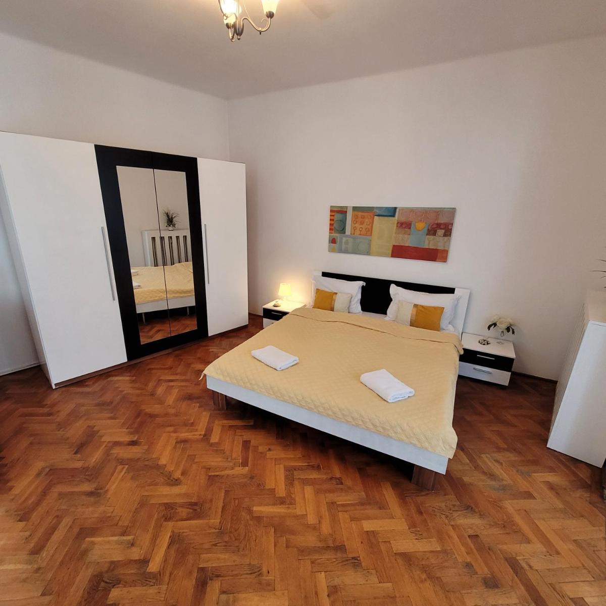 Anastasia Bratianu Apart 24 A Self Check from 2 PM - Housity