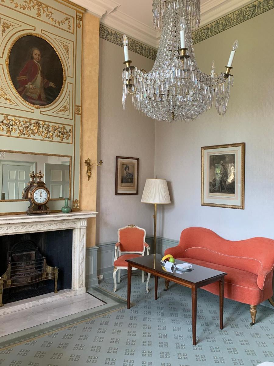 Ein Sitzbereich in der Unterkunft Schlosshotel Kronberg - Hotel Frankfurt