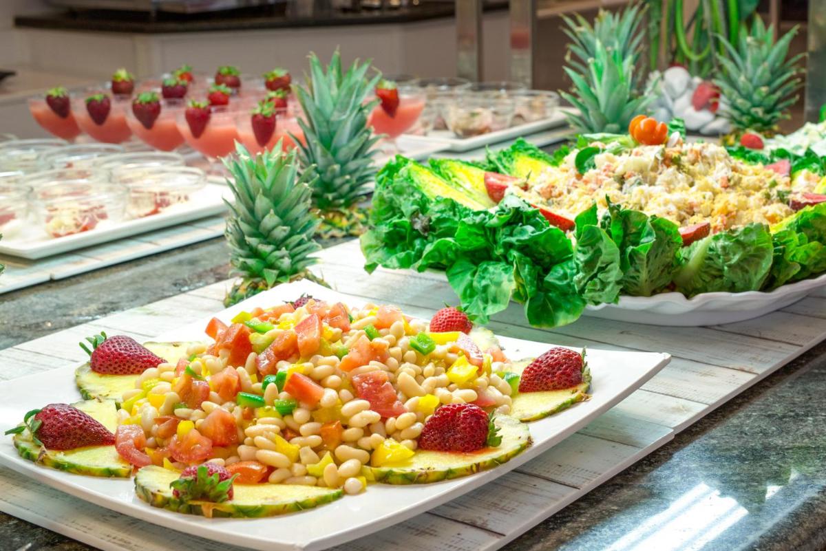 Comida en o cerca de este hotel