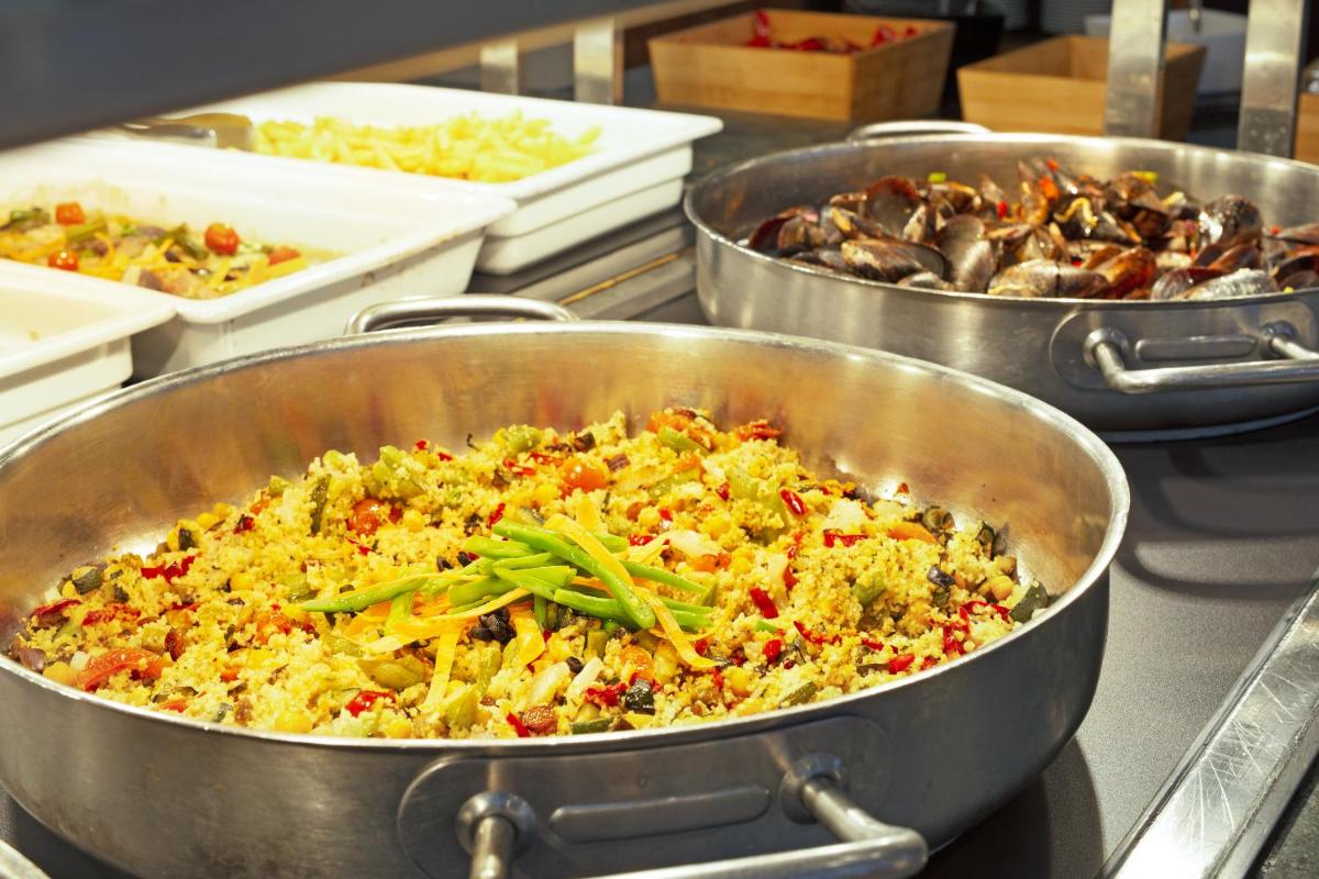 Comida en o cerca de este hotel