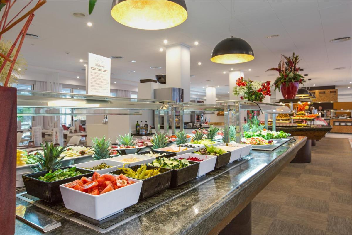 Comida en o cerca de este hotel