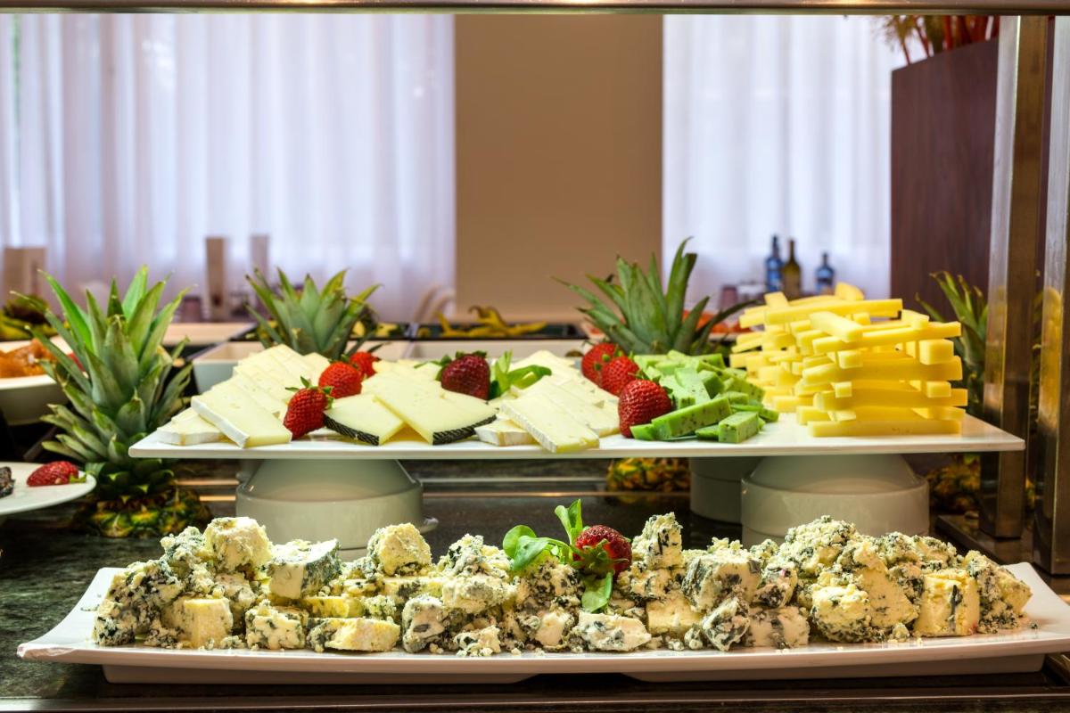 Comida en o cerca de este hotel