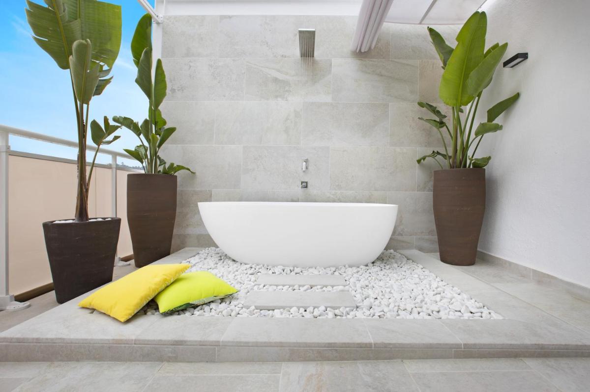Un baño de Sumus Hotel Monteplaya & SPA 4Sup - Adults Only