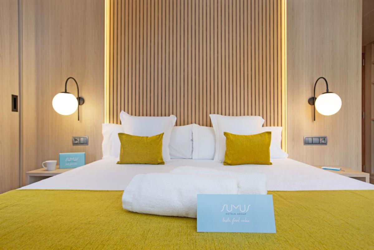 Cama o camas de una habitación en Sumus Hotel Monteplaya & SPA 4Sup - Adults Only