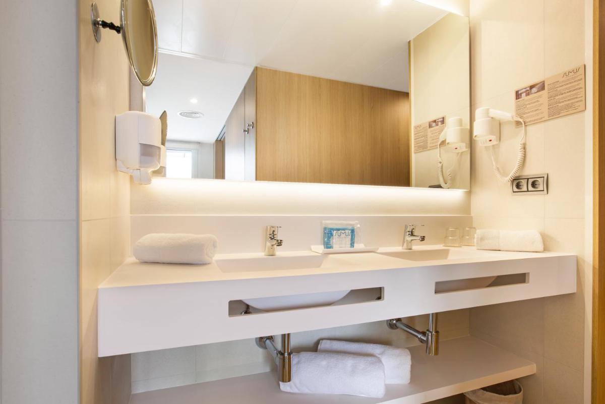 Un baño de Sumus Hotel Monteplaya & SPA 4Sup - Adults Only