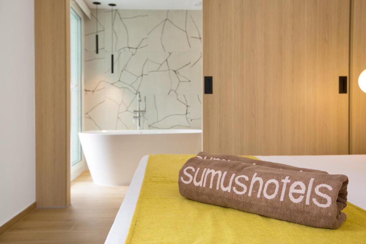 Cama o camas de una habitación en Sumus Hotel Monteplaya & SPA 4Sup - Adults Only