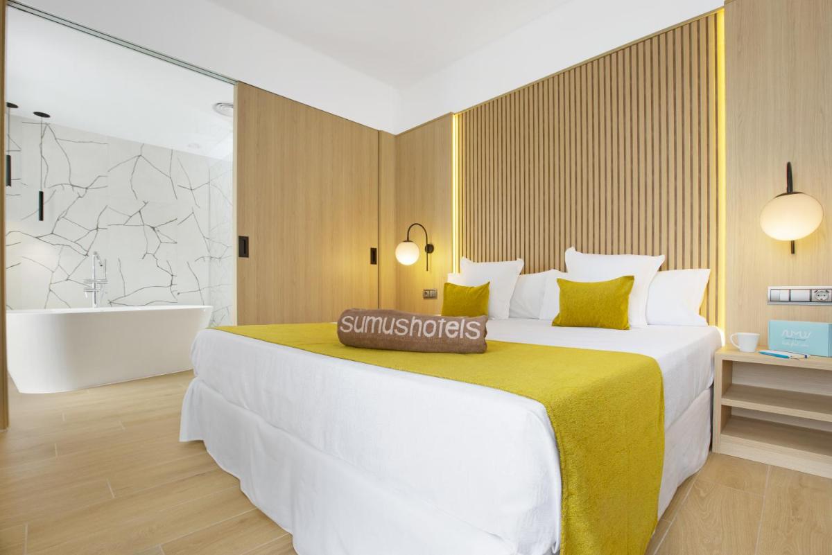 Cama o camas de una habitación en Sumus Hotel Monteplaya & SPA 4Sup - Adults Only