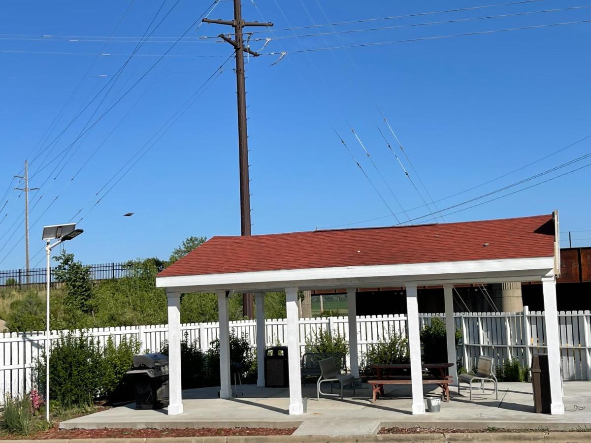 Regal 8 Inn & Suites - Housity