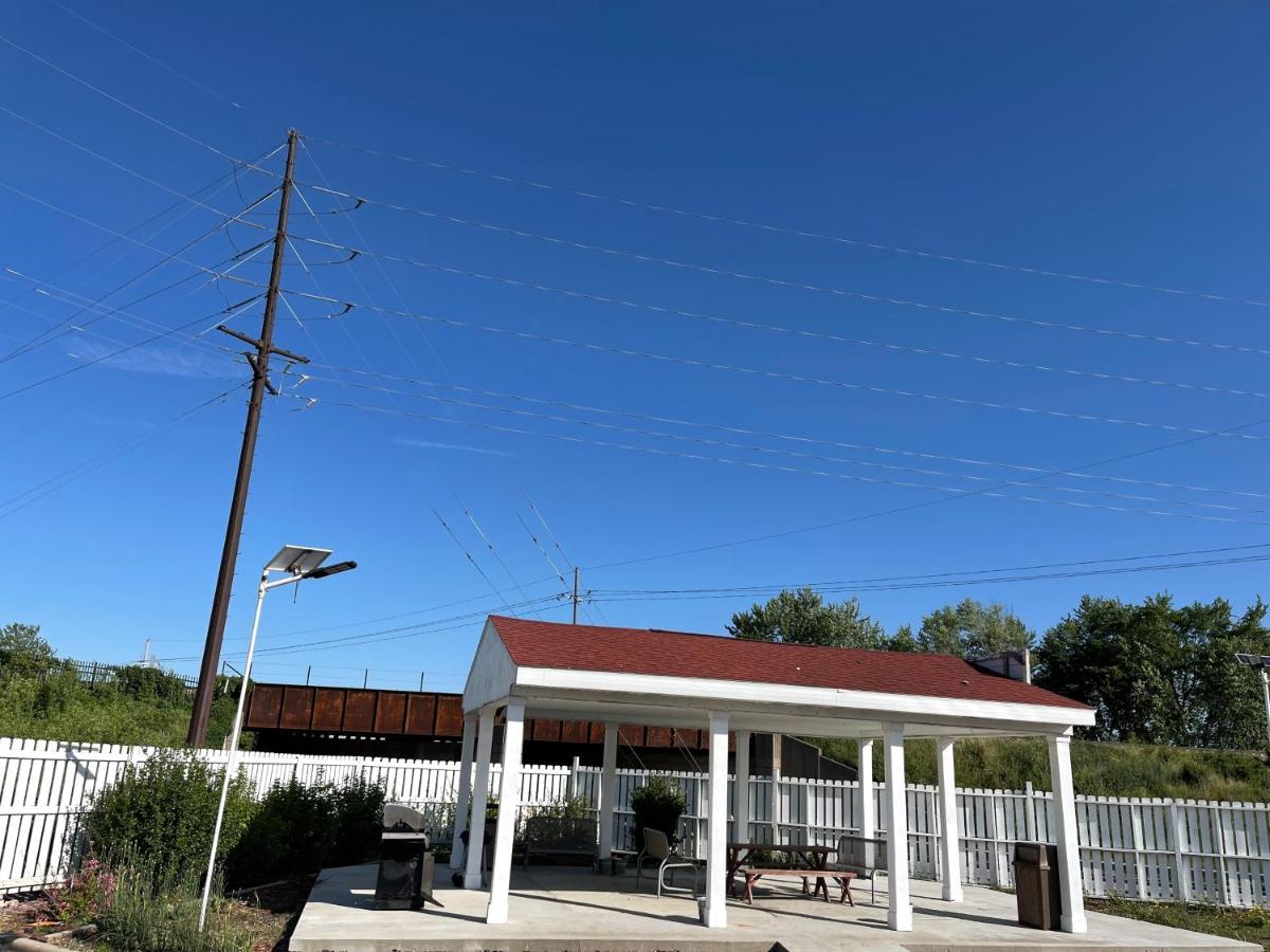 Regal 8 Inn & Suites - Housity