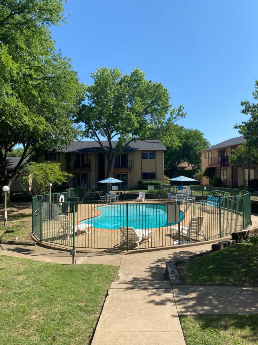Lovely 2 bed Condo with pool and lake nearby - Housity