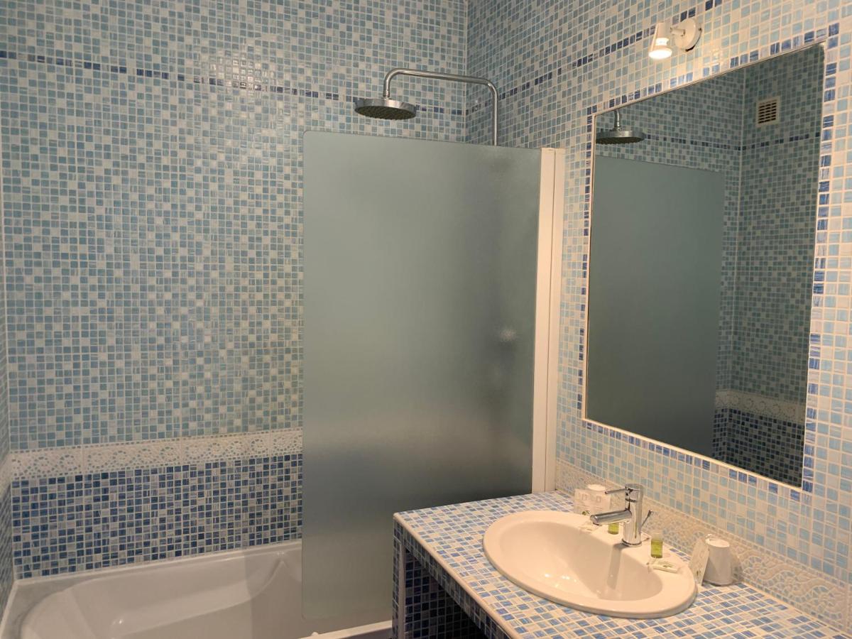 Salle de bains dans l'établissement Le Catalan