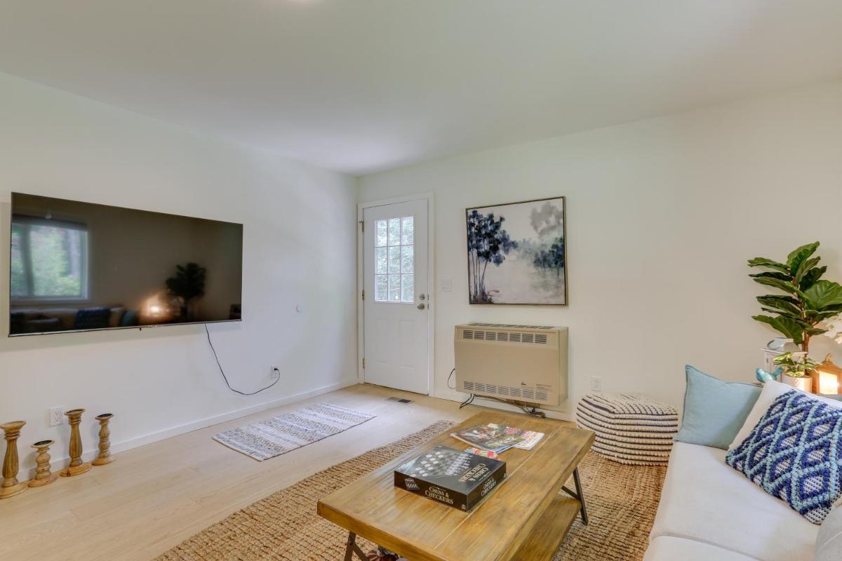 Cozy Swan Lake Apt with Grill and Private Yard - Housity