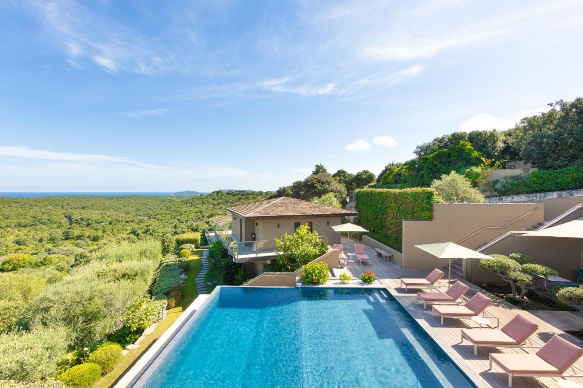 Piscine de l'établissement Hôtel Version Maquis Santa Manza ou située à proximité