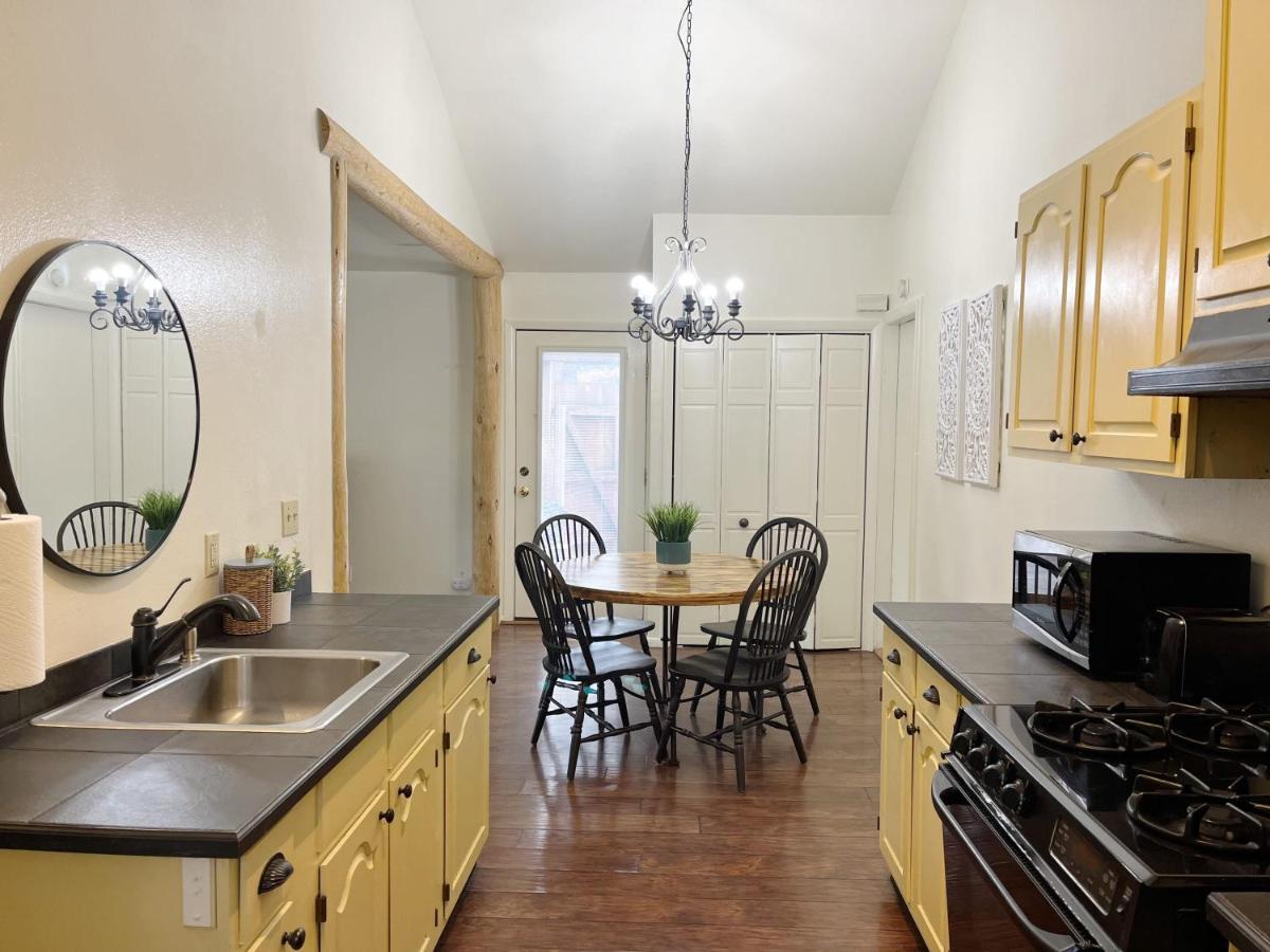Welcoming 2 bedroom suite with private yard - Housity
