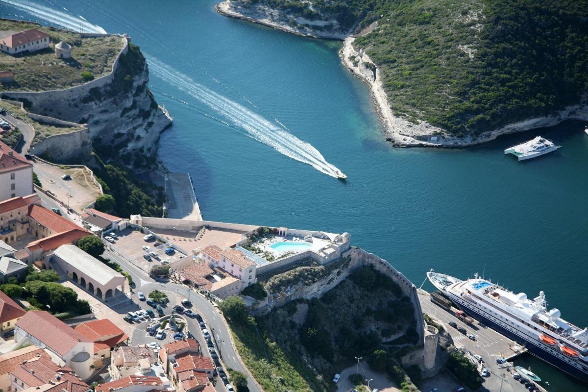 une vue aérienne d'un port avec des bateaux dans l'eau dans l'établissement Hotel Spa Genovese, à Bonifacio