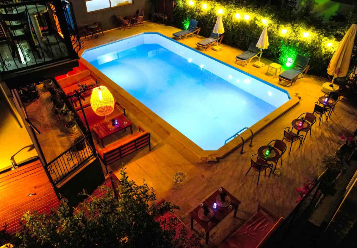 Four Seasons Apart Hotel - Housity