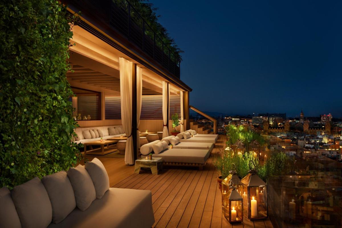 Un balcón o terraza de The Barcelona EDITION
