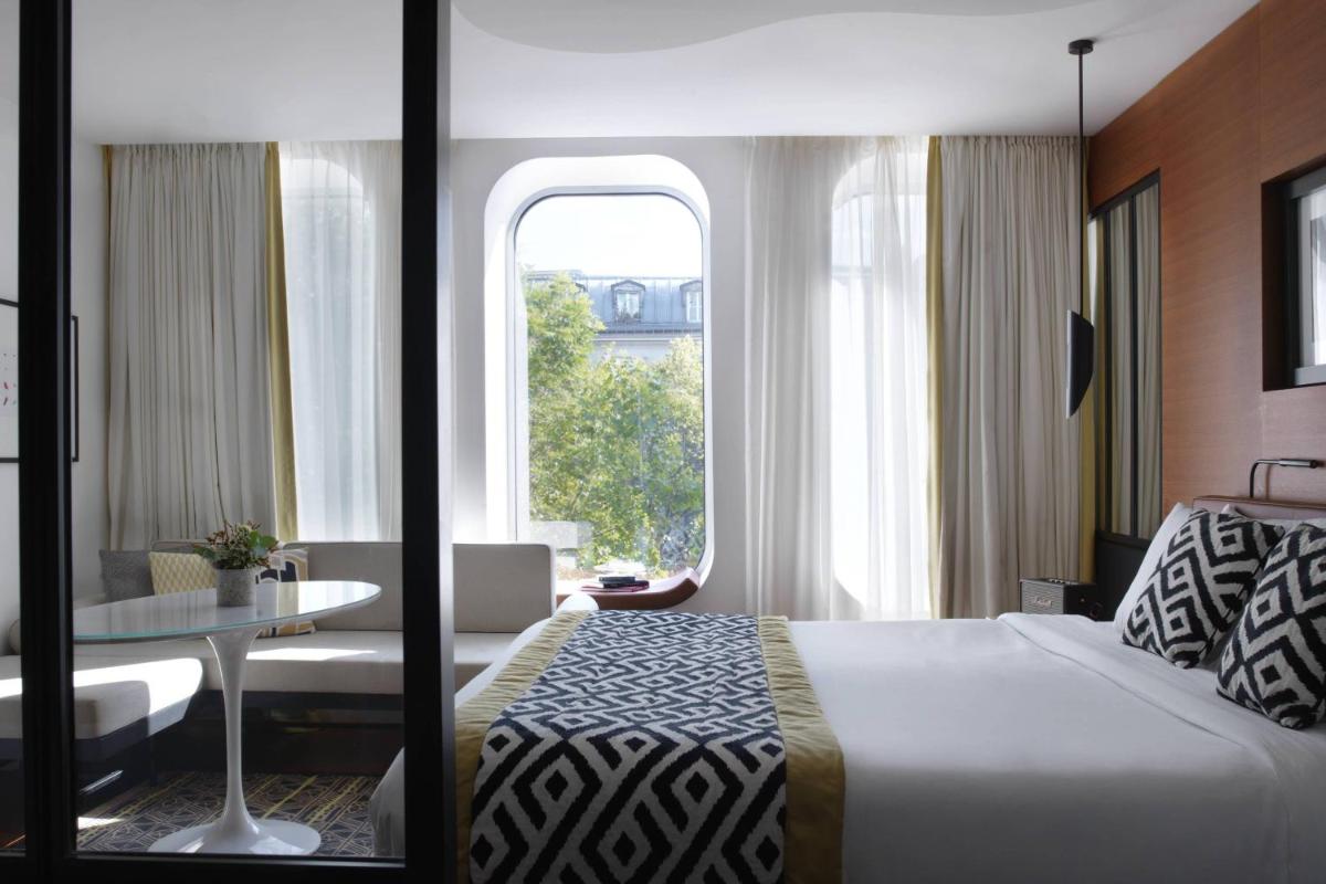 Un ou plusieurs lits dans un hébergement de l'établissement Renaissance Paris Republique Hotel & Spa