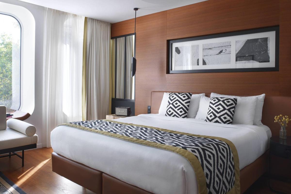 Un ou plusieurs lits dans un hébergement de l'établissement Renaissance Paris Republique Hotel & Spa