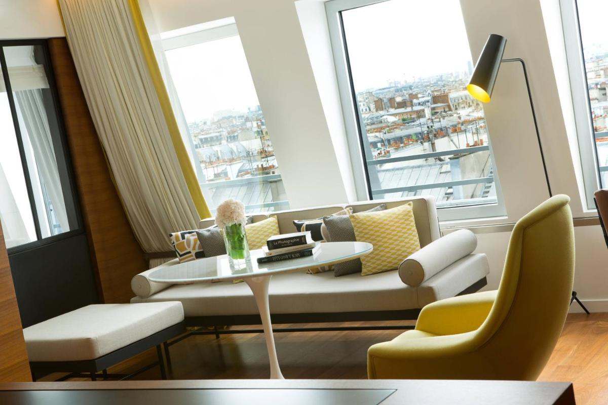 Coin salon dans l'établissement Renaissance Paris Republique Hotel & Spa