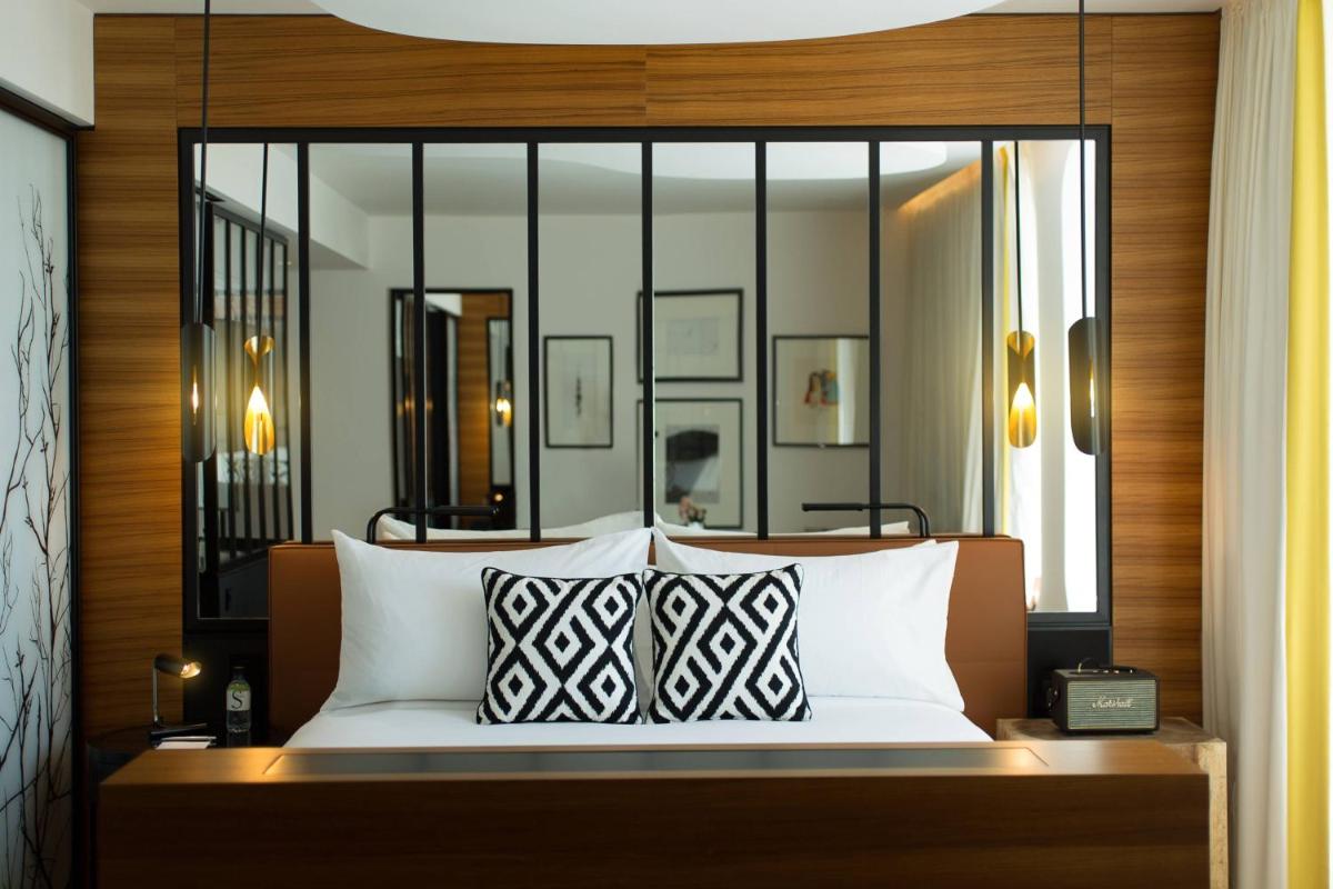 Un ou plusieurs lits dans un hébergement de l'établissement Renaissance Paris Republique Hotel & Spa