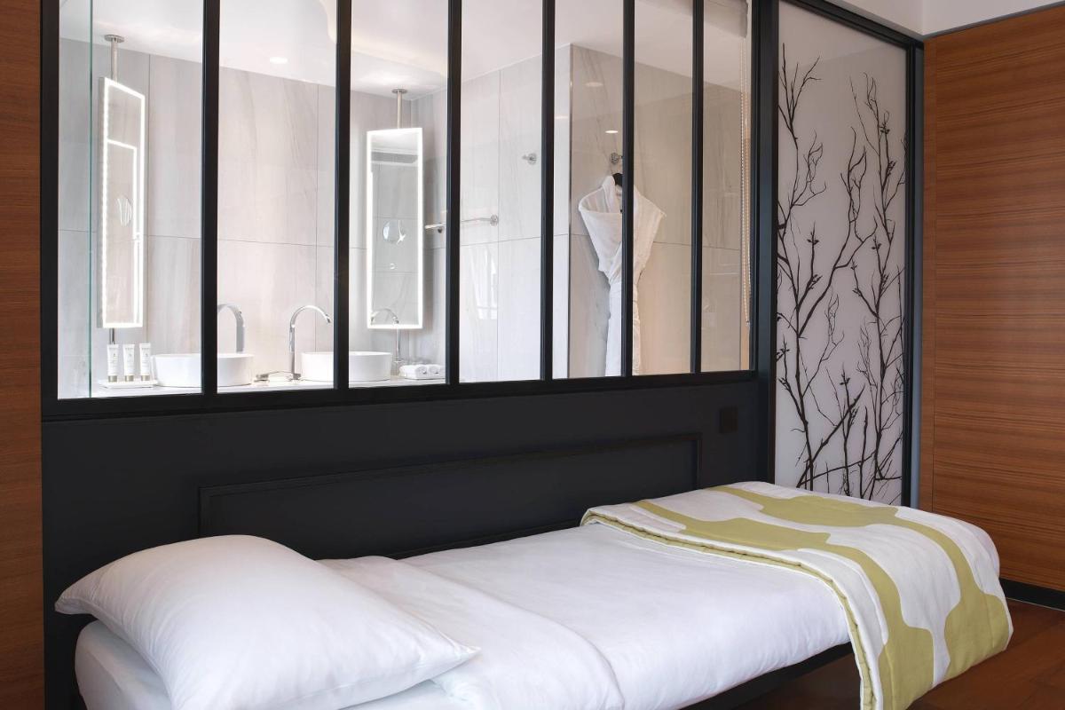 Un ou plusieurs lits dans un hébergement de l'établissement Renaissance Paris Republique Hotel & Spa