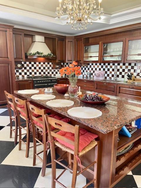 Luxurious Oasis: Exquisite Apartment with Garden, Terrace, and Stylish Amenities - Housity