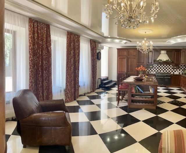 Luxurious Oasis: Exquisite Apartment with Garden, Terrace, and Stylish Amenities - Housity