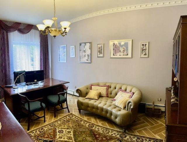 Luxurious Oasis: Exquisite Apartment with Garden, Terrace, and Stylish Amenities - Housity