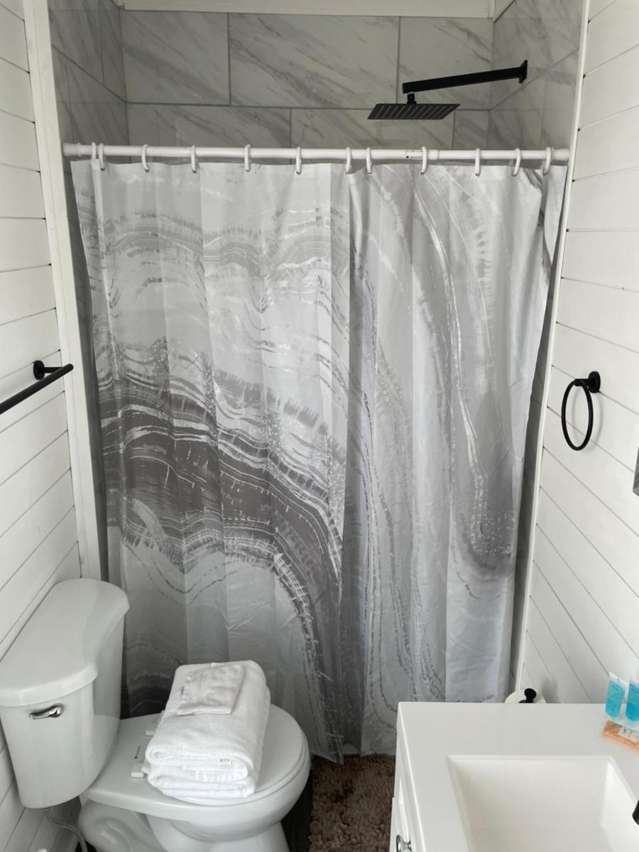 Newly Renovated House-10 Minutes From Downtown - Housity