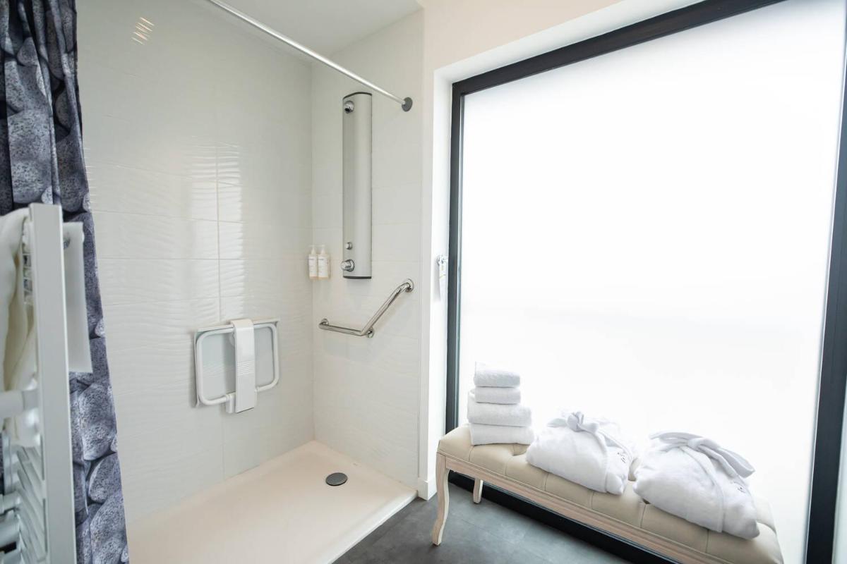 Salle de bains dans l'établissement Le Barracuda & Spa, pieds dans l'eau, vue mer, espace bien-être offert
