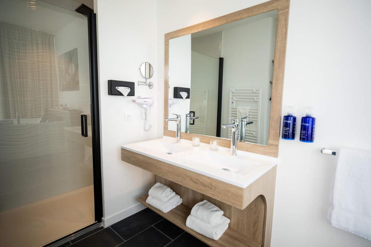 Salle de bains dans l'établissement Le Barracuda & Spa, pieds dans l'eau, vue mer, espace bien-être offert
